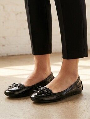 MICHAEL KORS black Leather patent shoes w/ bow